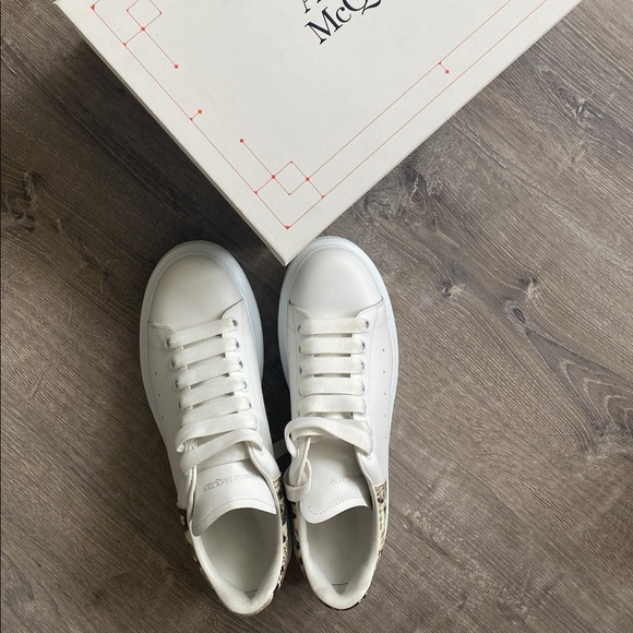 Alexander McQueen Oversized Sneaker in white python - Picture 2 of 9